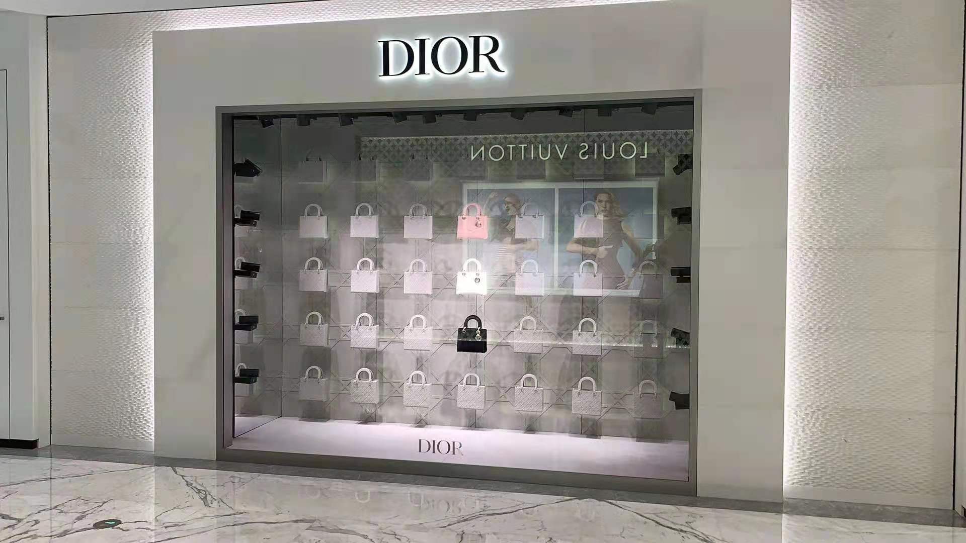 DIOR櫥窗展示